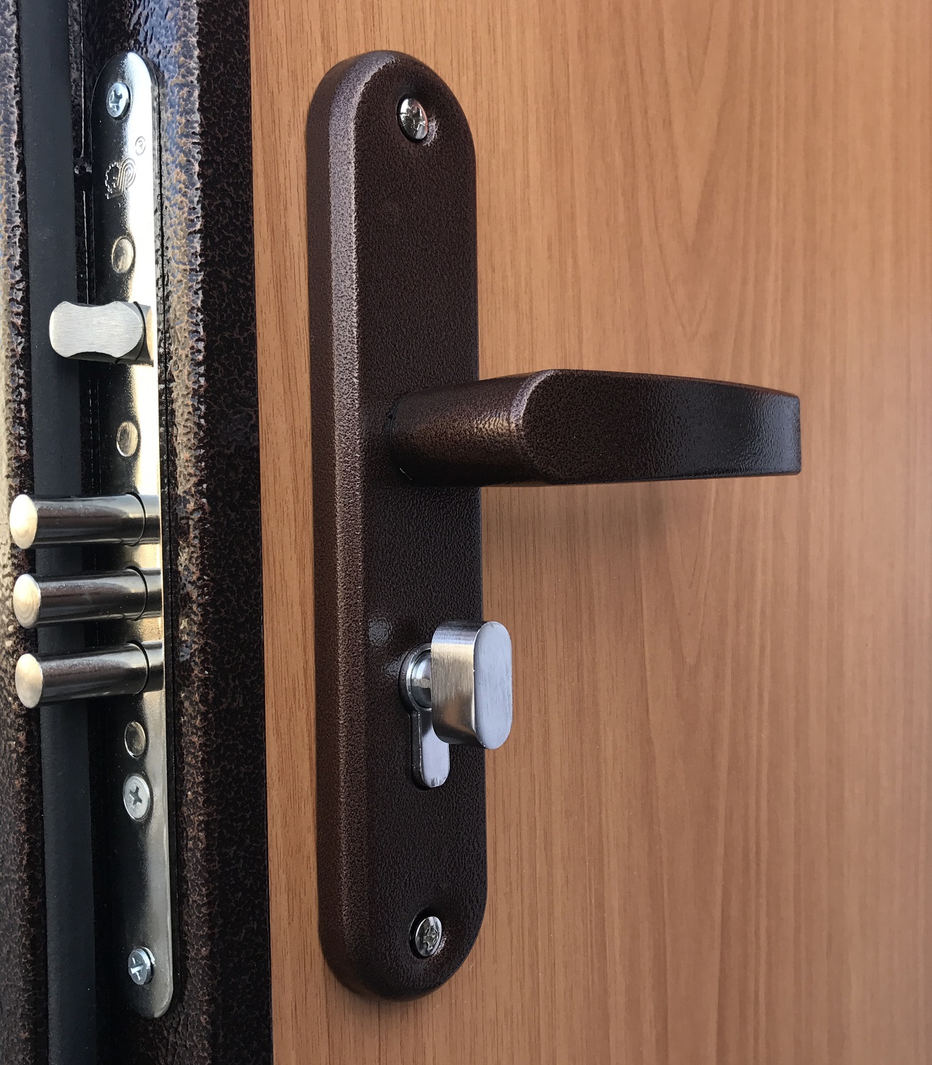 установка врезного замка в металлическую дверь